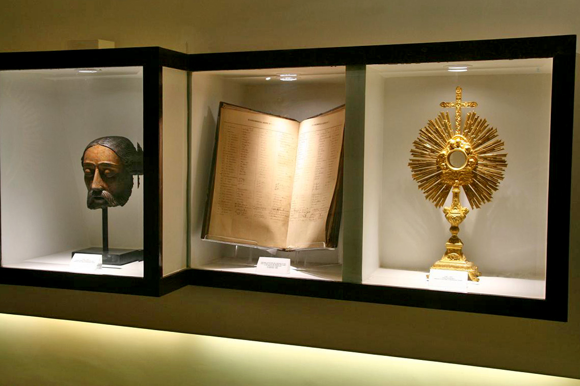 Head of Christ in wood (1600 - 1630); Marriage record (1886); Gilded Monstrance (1750 – 1800). Head of Christ in wood (1600 - 1630); Marriage record (1886); Gilded Monstrance (1750 – 1800).